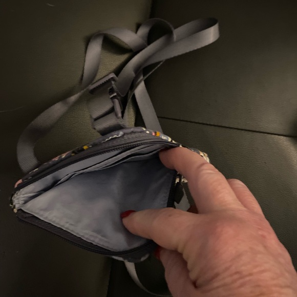 Nearly new Vera Bradley cell mini bag.  Used once and it is in perfect condition - Picture 4 of 4